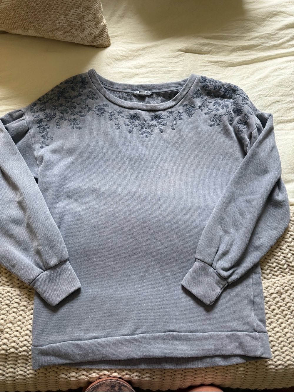 American Eagle Embroidered Floral Crewneck Sweatshirt in Dusty Blue Size Large
